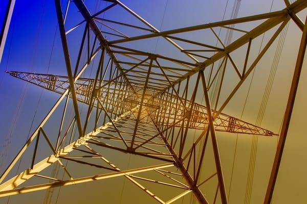 Torre eléctrica vista desde abajo